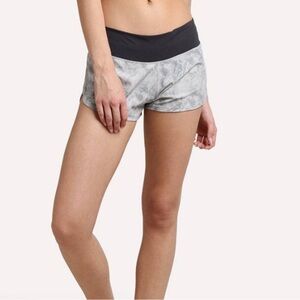 VUORI Women's Omni Performance Short 2.5" in Grey Dunes